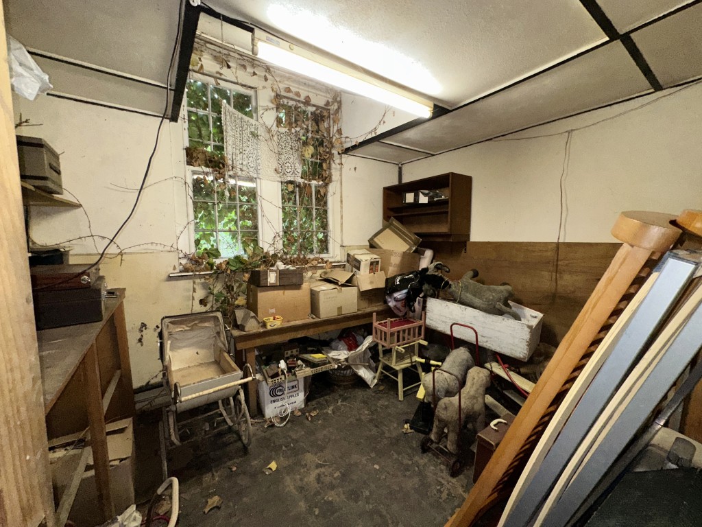 Lot: 145 - THREE-BEDROOM OLD SCHOOL UNIT WITH POTENTIAL - Room